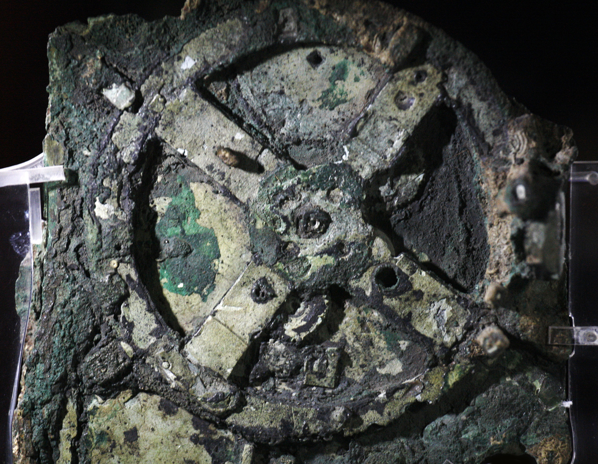 New Research Challenges Understanding of Antikythera Mechanism