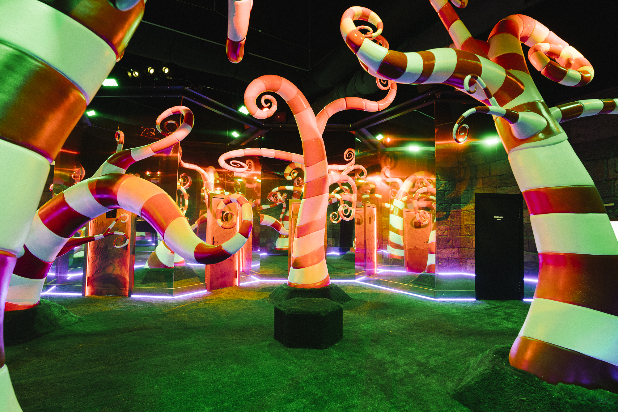 Kirkegård rustfri Indflydelse An Immersive Tour of Tim Burton's Spine-Tinglingly Surreal Cinematic  Universe Just Opened in Paris. Peek Inside His 'Weird Funhouse' Here