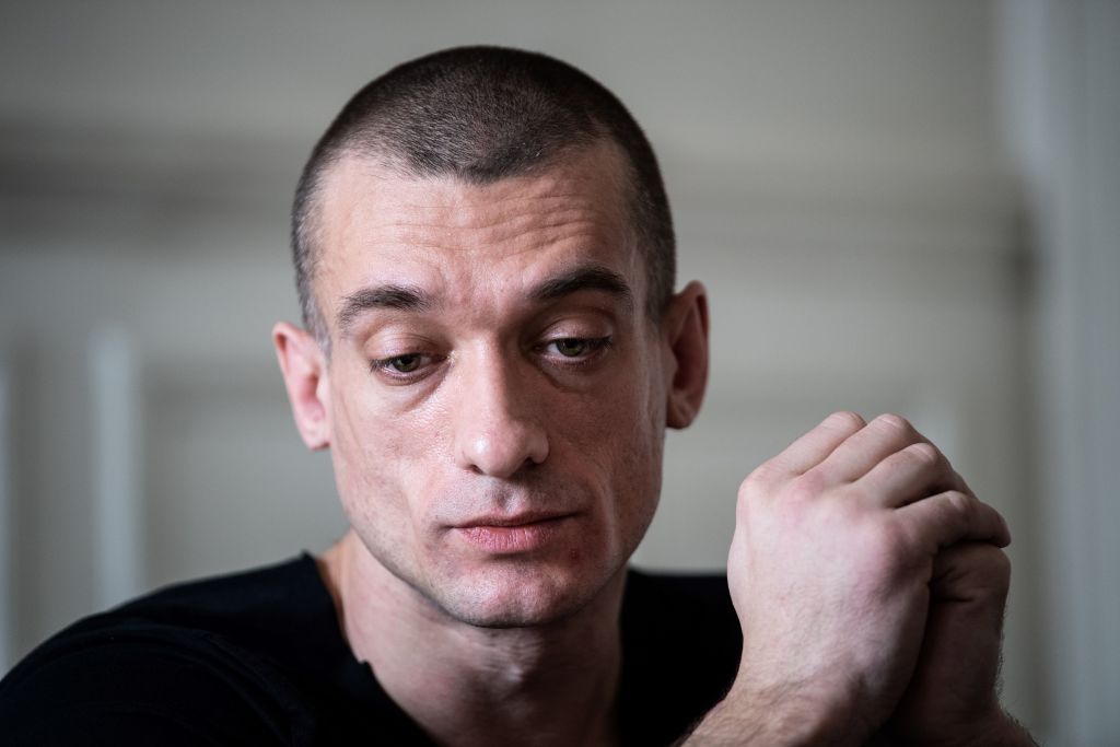 Un tribunal français condamne à une peine de prison l’artiste-provocateur Piotr Pavlensky pour avoir divulgué des enregistrements privés du candidat à la mairie de Paris