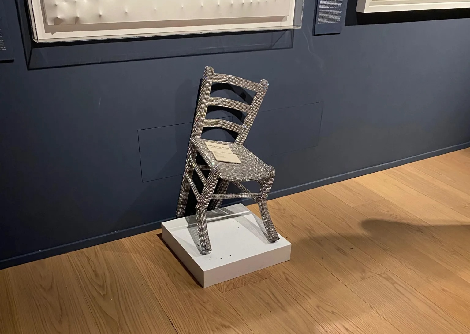 VIENNA neu V-311 椅子 クラッシック 展示品(CJT01-10) Museum Visitor Breaks Swarovski Crystal 'Van Gogh' Chair