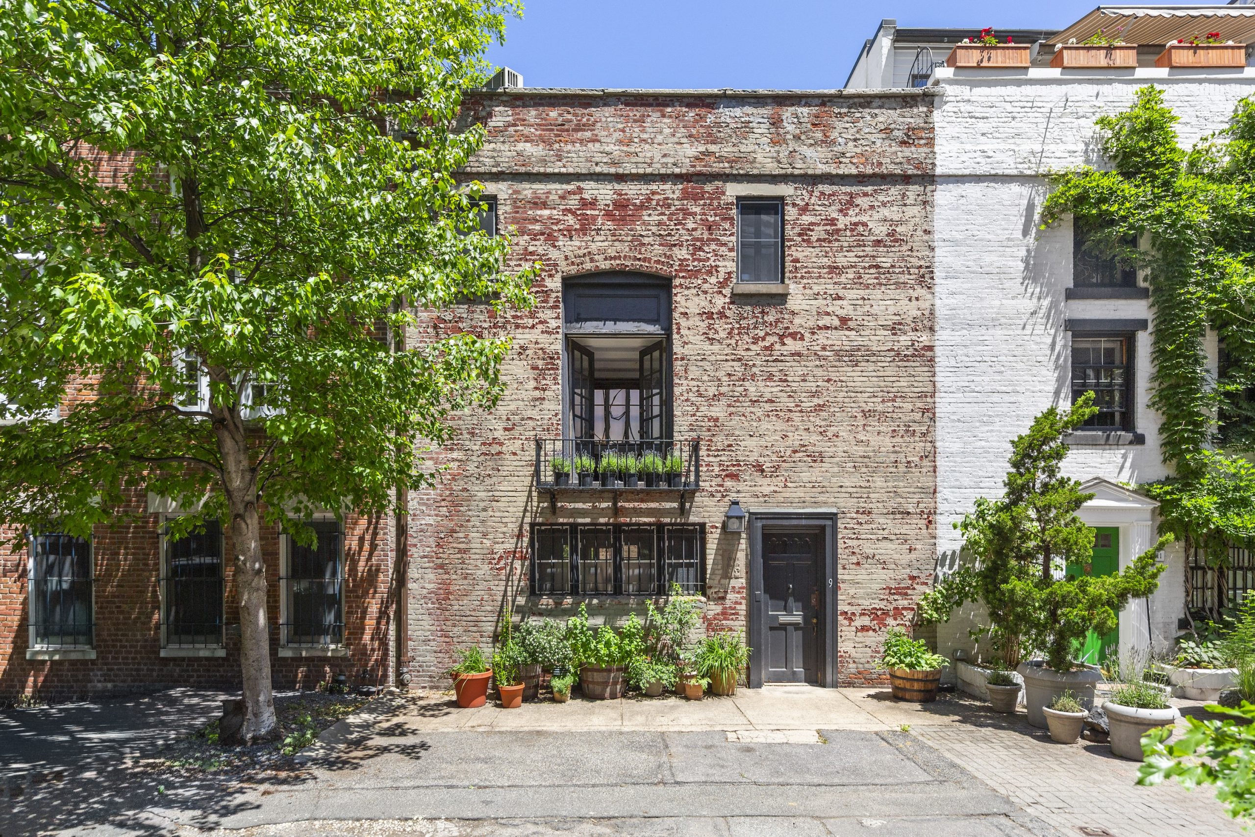 Image accompanying source report: $7.9M for the Greenwich Village mews house where Pollock and Krasner once lived and worked